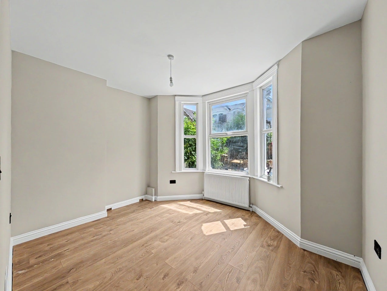 Flat Hermitage Road in Greater London