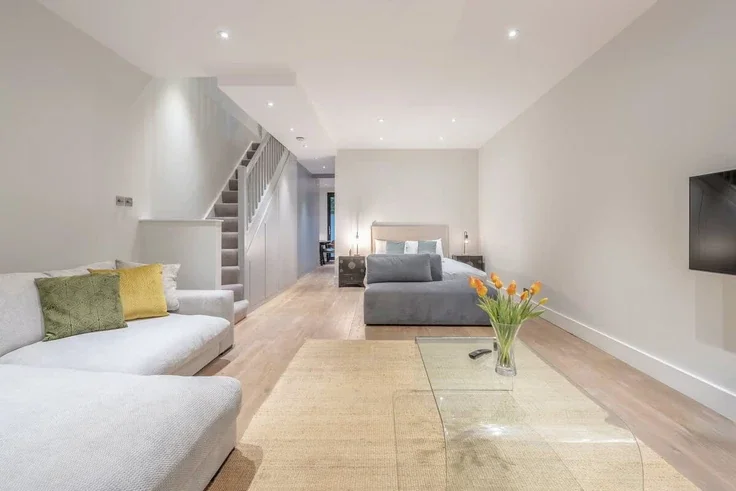 House Vauxhall Grove in Greater London