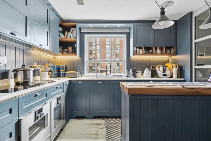 Flat Vicarage Gate in Greater London