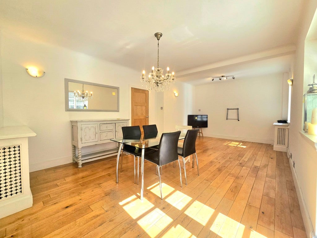 Flat Wimbledon Hill Road in Greater London