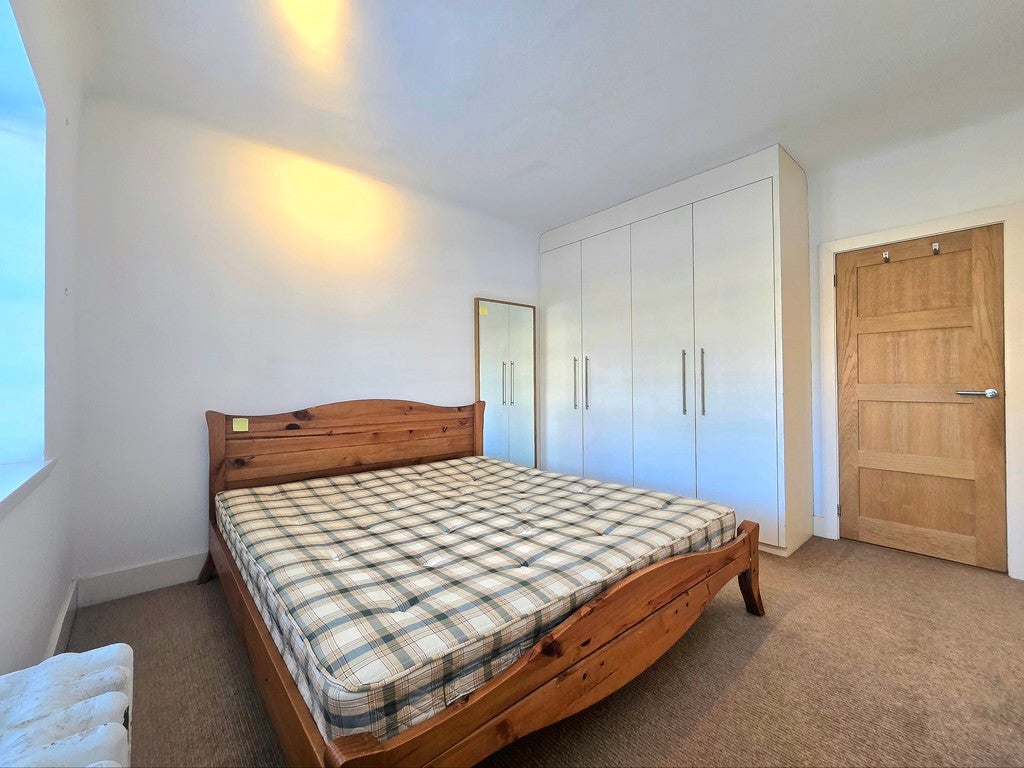 Flat Wimbledon Hill Road in Greater London