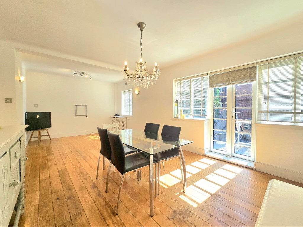 Flat Wimbledon Hill Road in Greater London