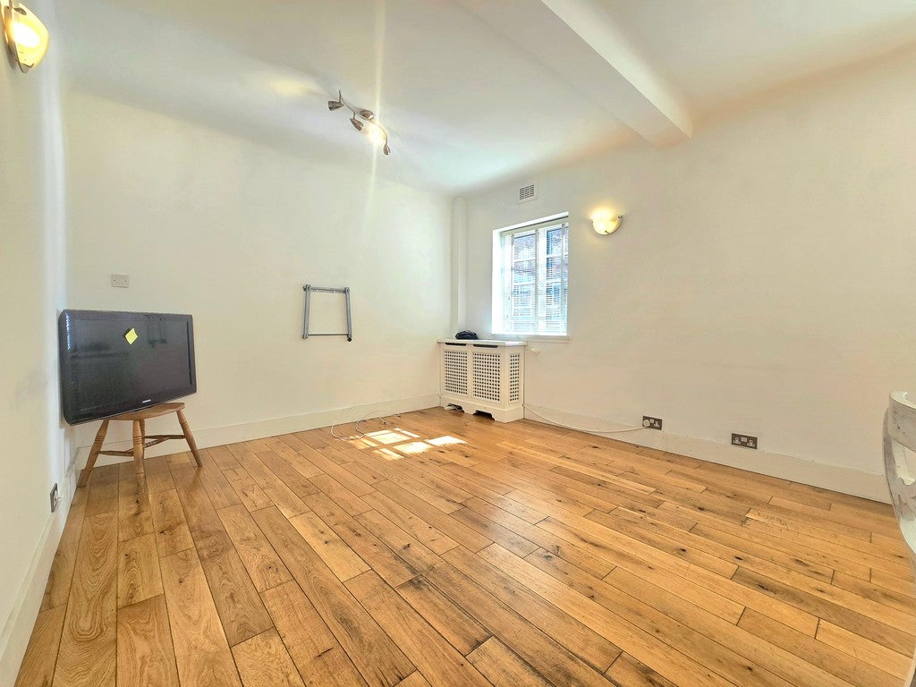 Flat Wimbledon Hill Road in Greater London