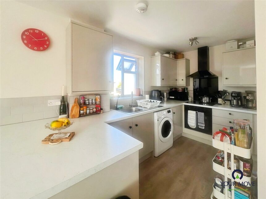 Flat Victoria Drive in Arun