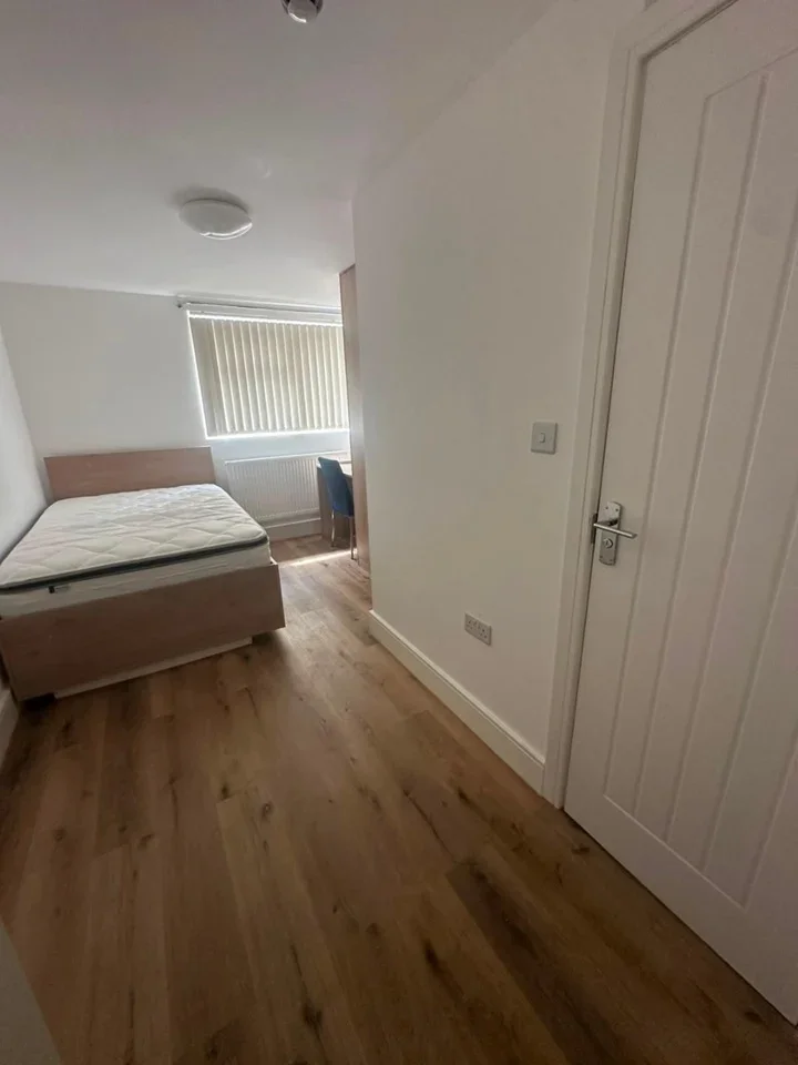 Room Diamond Road in Slough