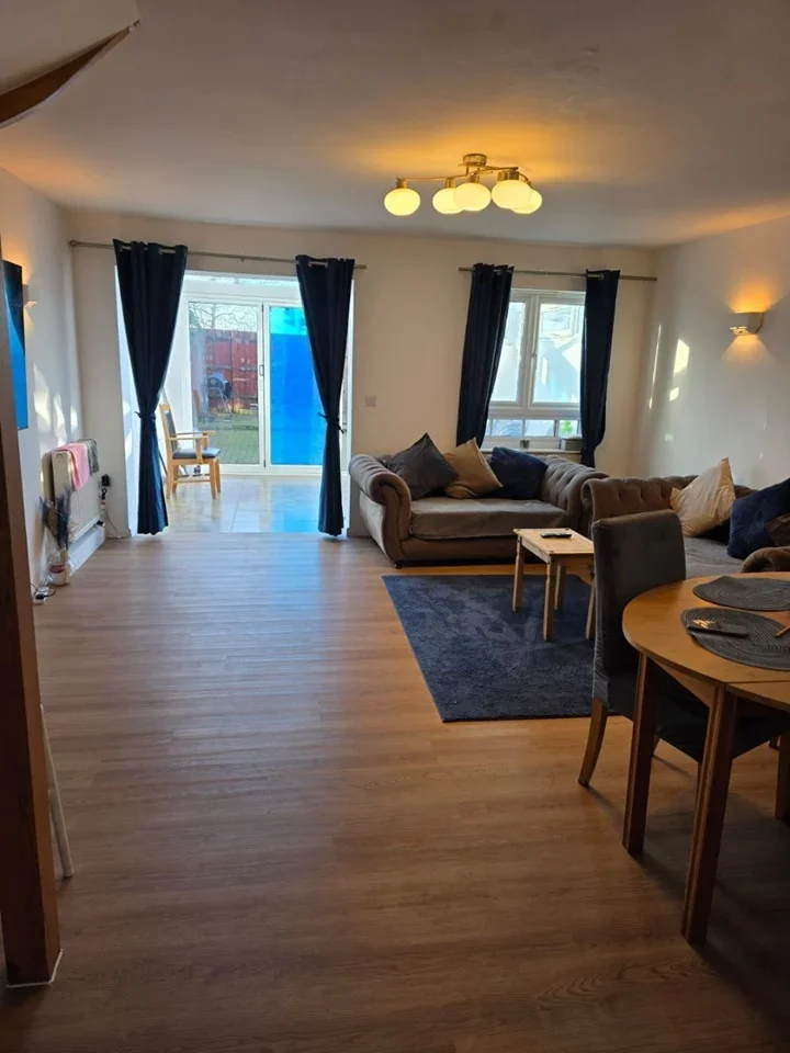 Room Elvedon Road in Greater London