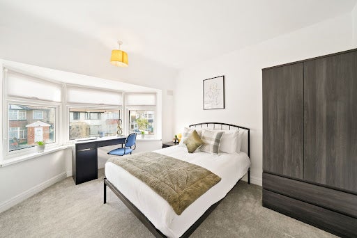 Room Cleveley Crescent in Greater London