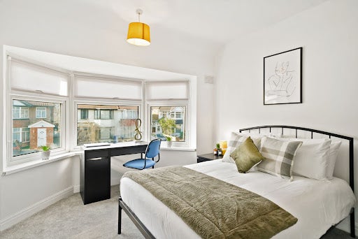 Room Cleveley Crescent in Greater London
