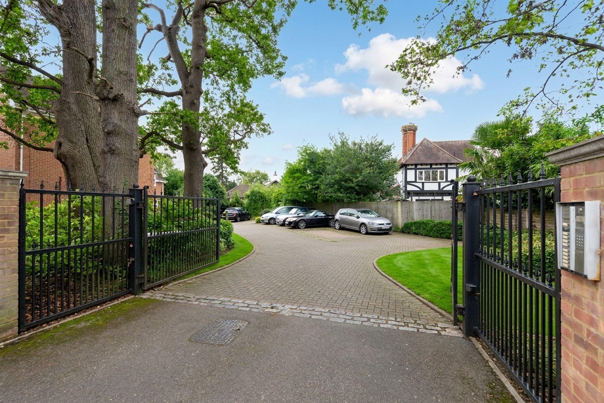 Flat Sidney Road in Elmbridge