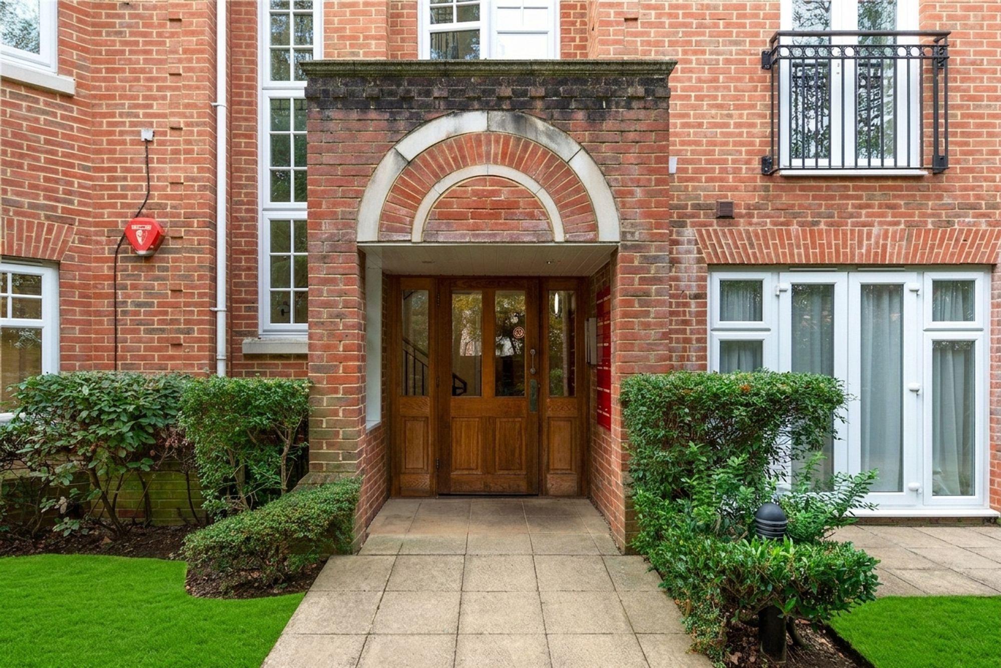 Flat Sidney Road in Elmbridge