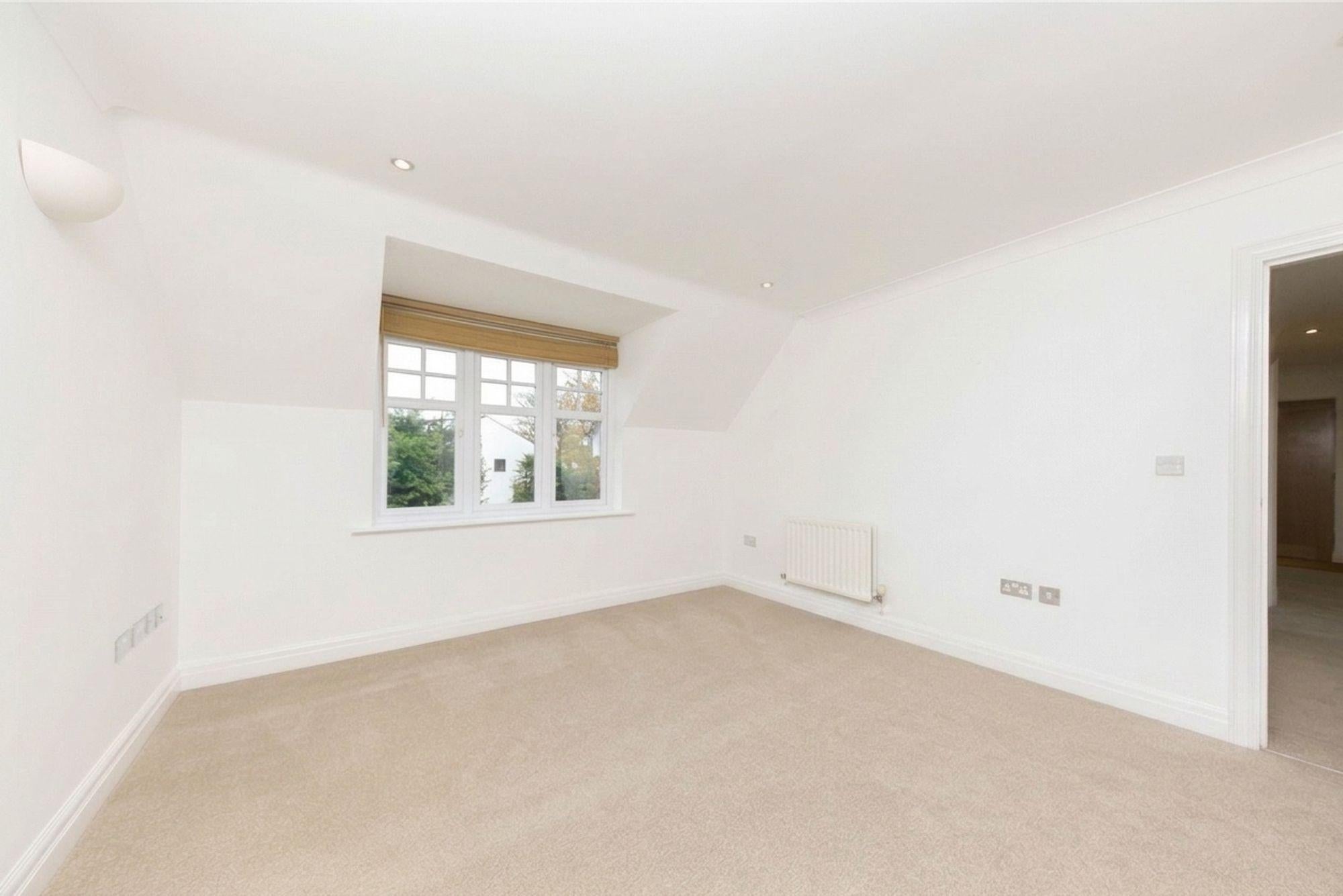 Flat Sidney Road in Elmbridge