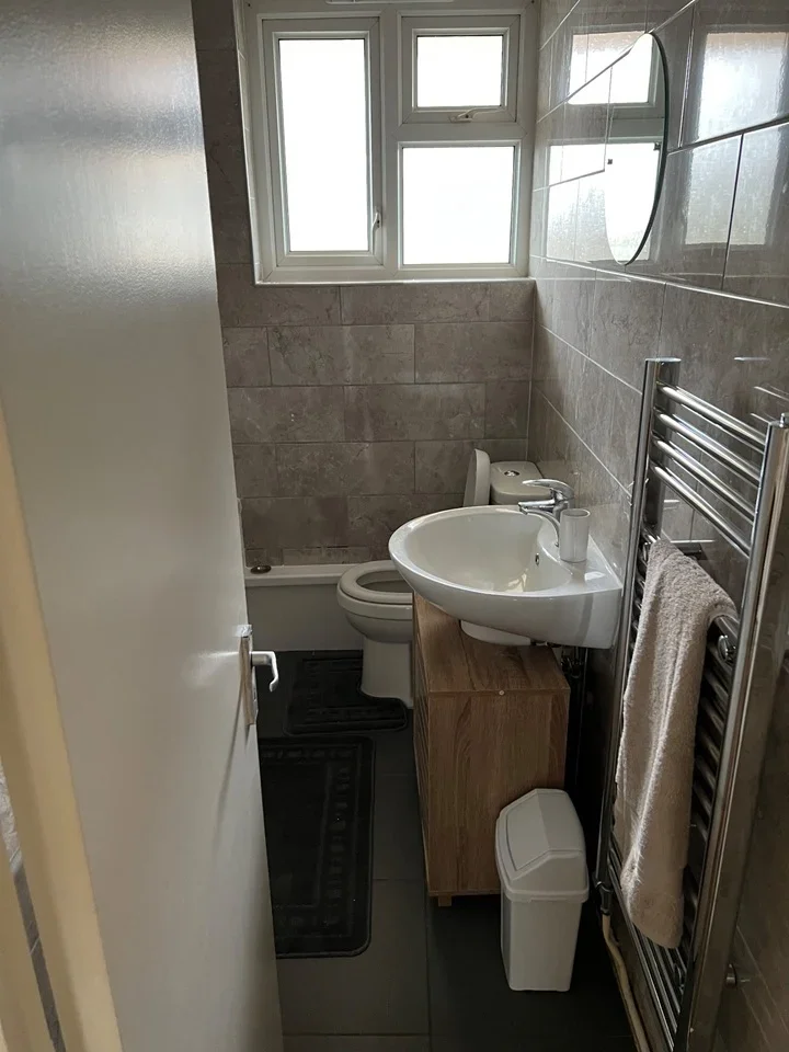 Room Viola Avenue in Greater London