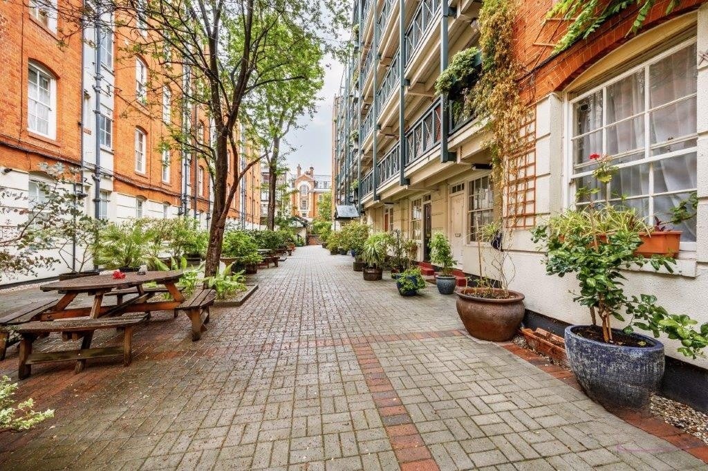 Flat Martlett Court in City of Westminster