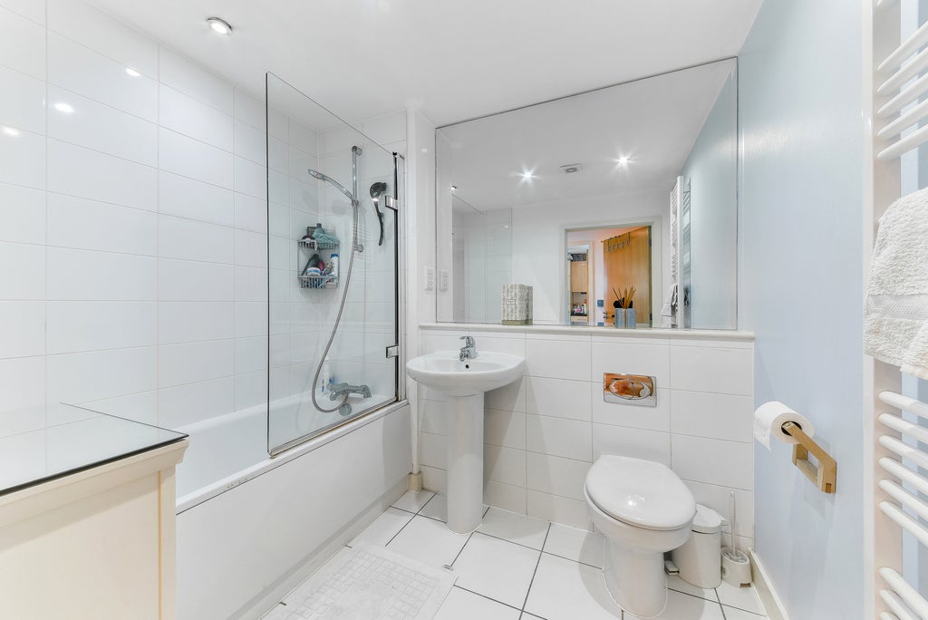 Flat Scott Avenue in Greater London