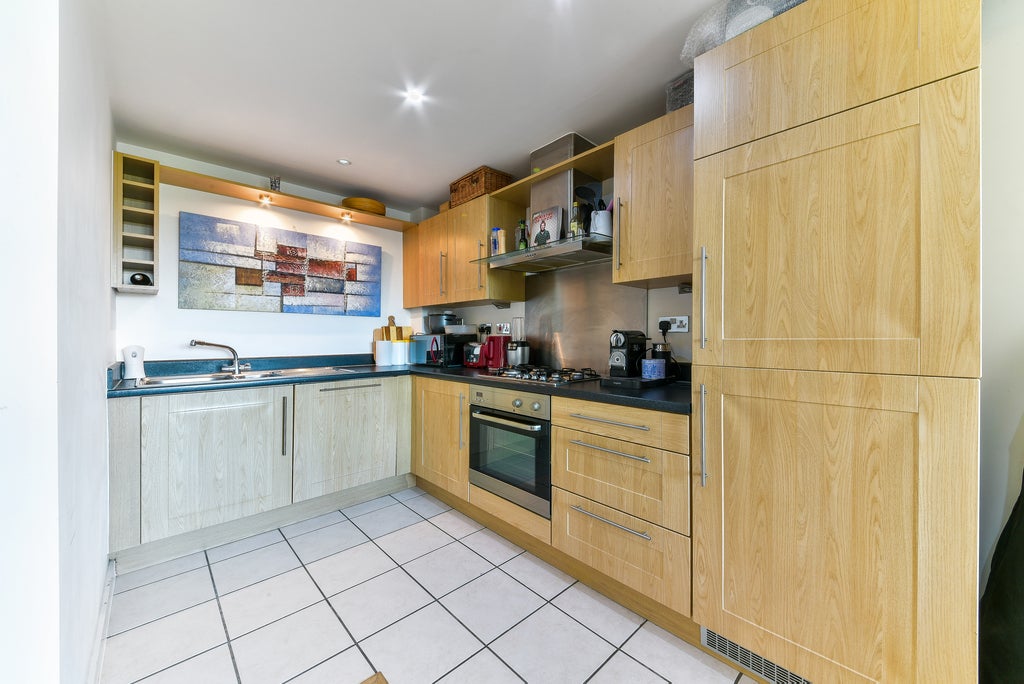Flat Scott Avenue in Greater London