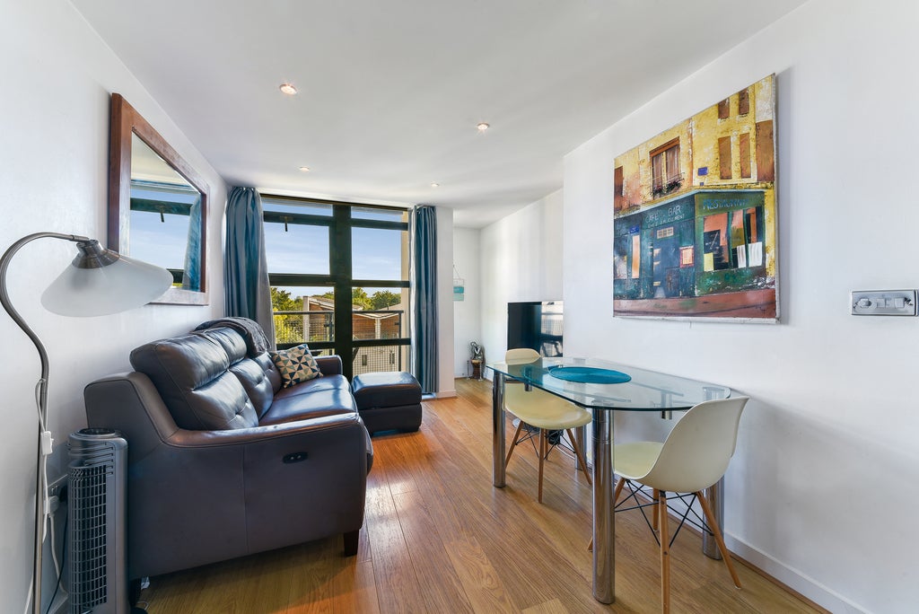 Flat Scott Avenue in Greater London