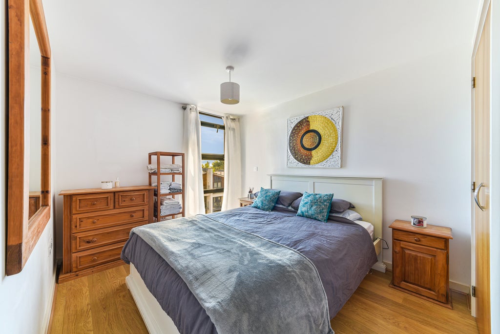 Flat Scott Avenue in Greater London