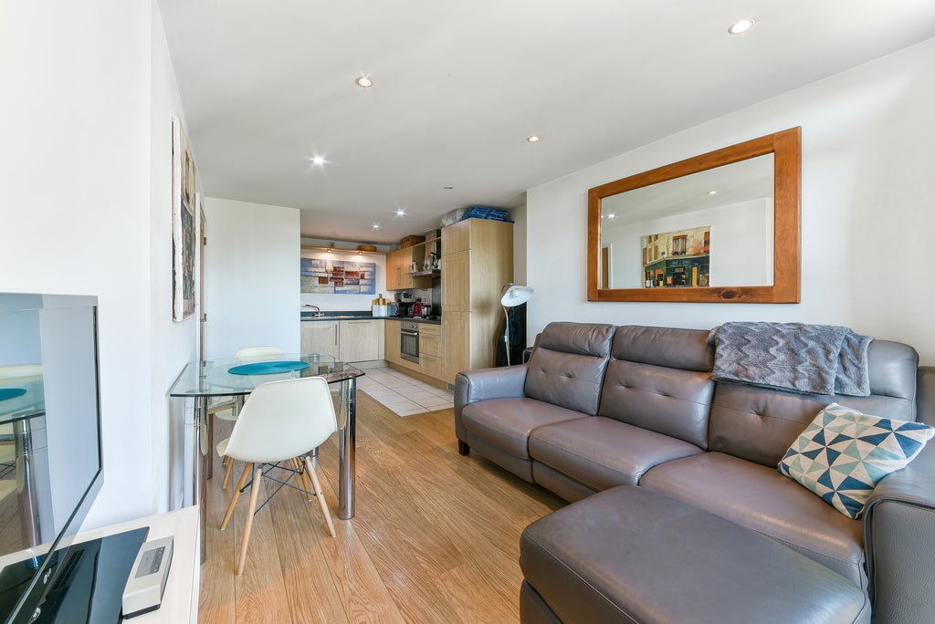 Flat Scott Avenue in Greater London