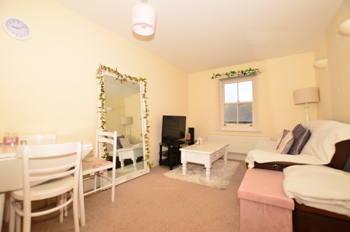 Flat Wacher Court in Canterbury