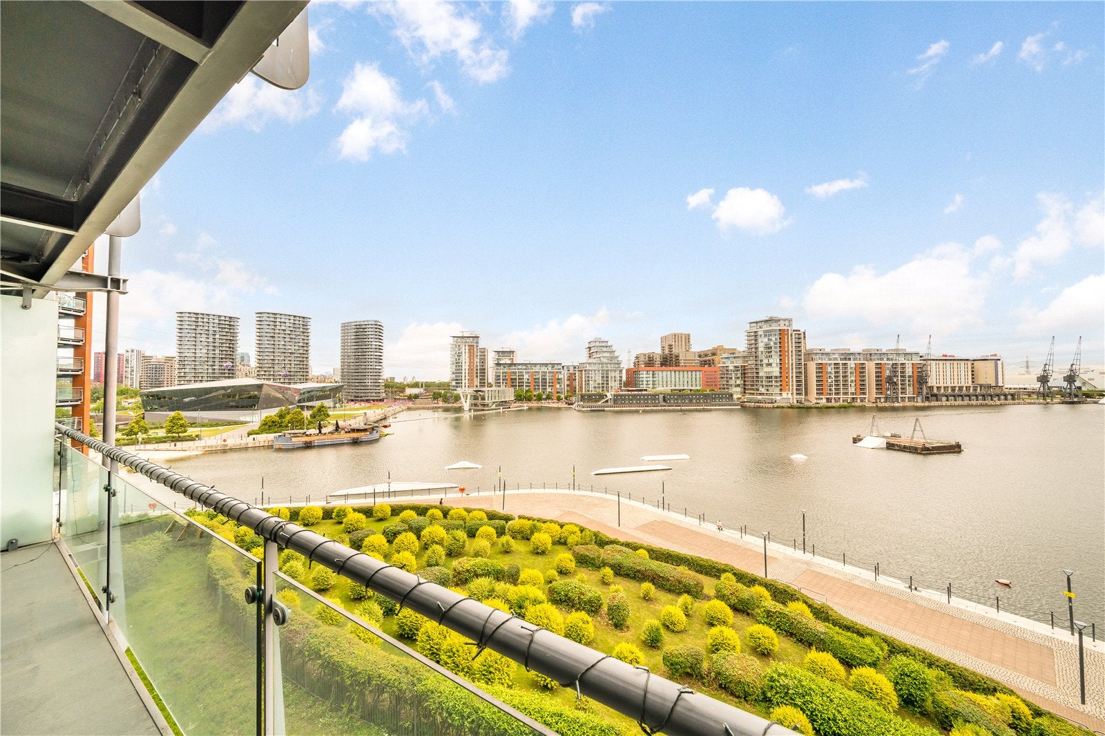 Flat Hanover Avenue in Greater London