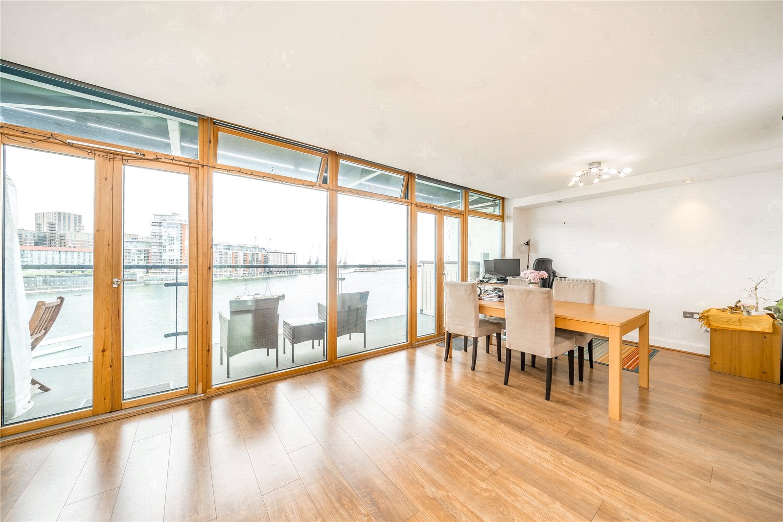 Flat Hanover Avenue in Greater London