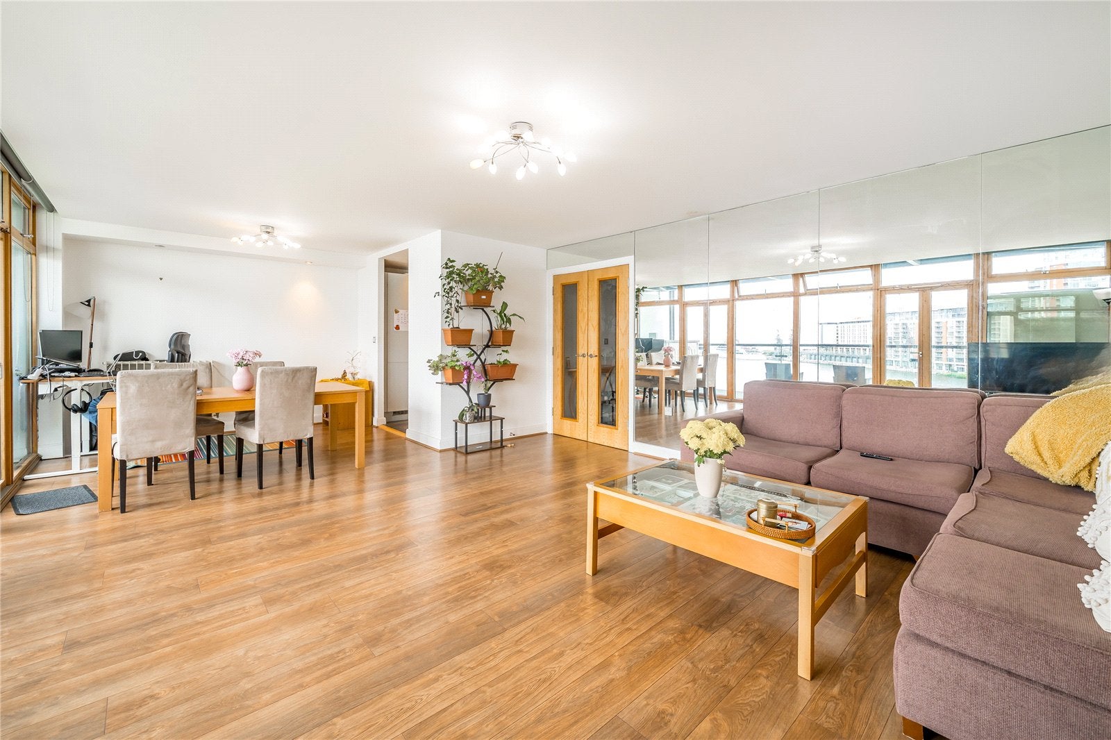 Flat Hanover Avenue in Greater London