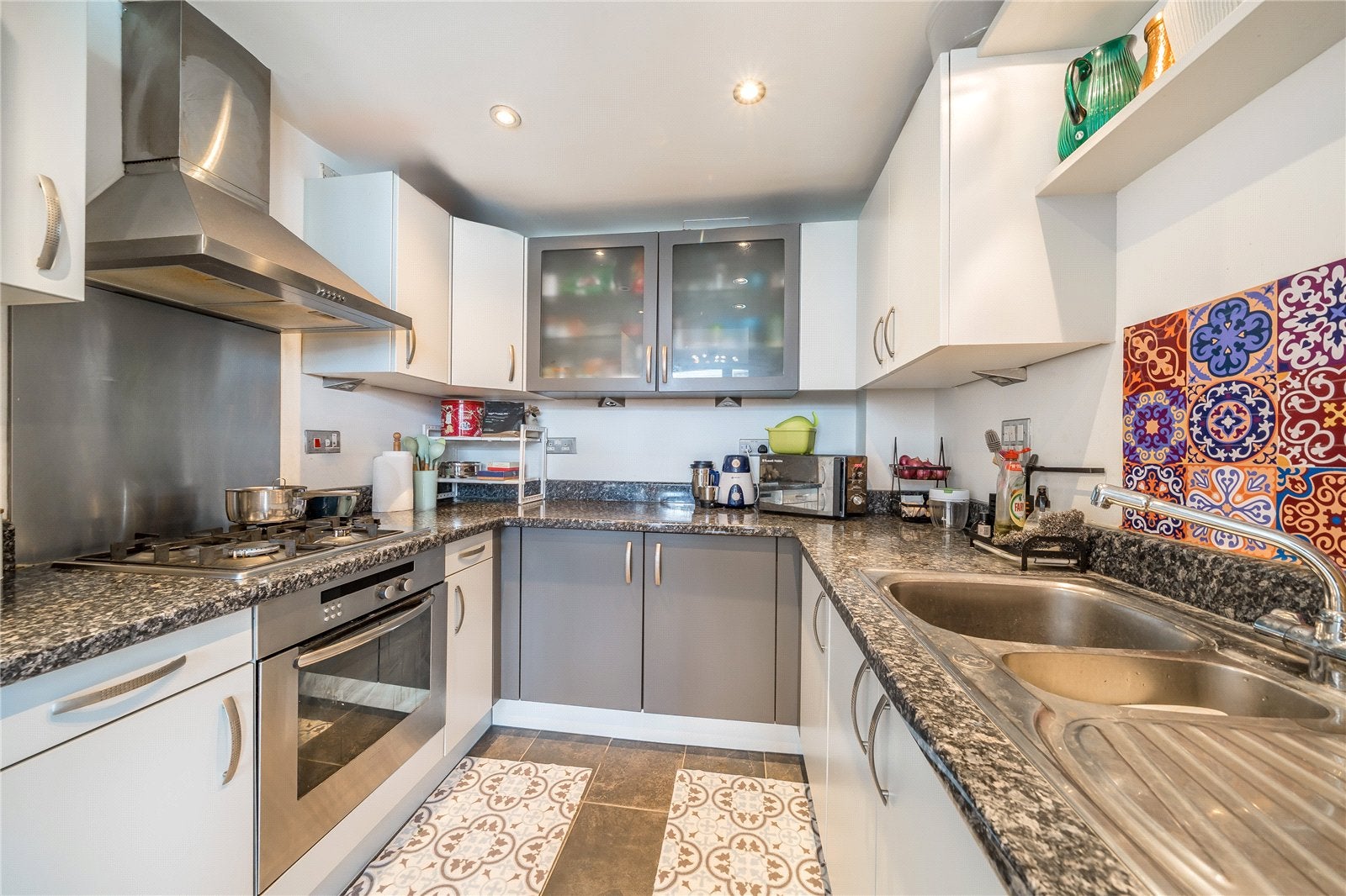 Flat Hanover Avenue in Greater London