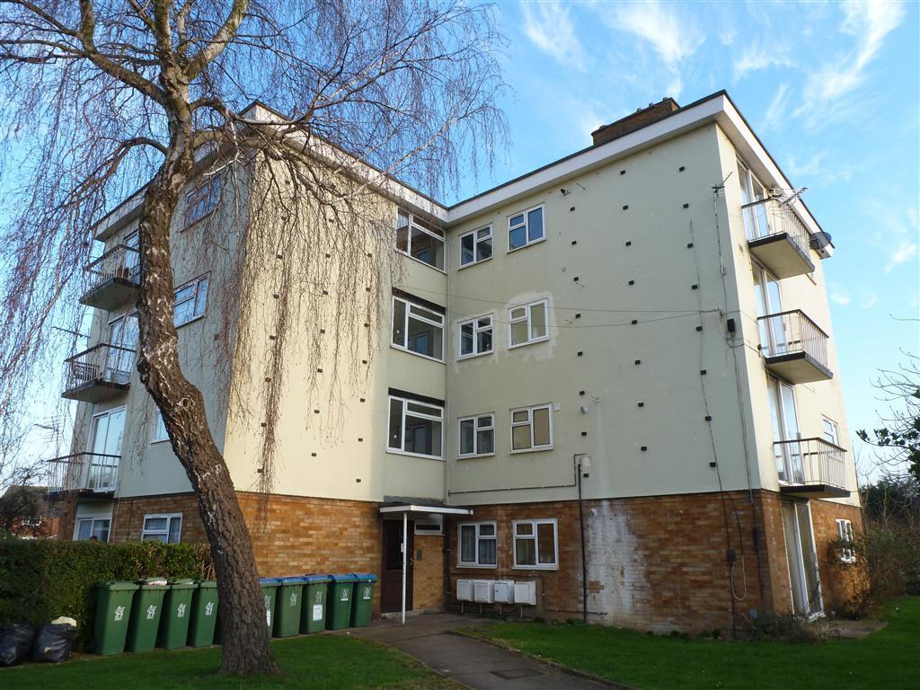 Flat Priory Crescent in Aylesbury