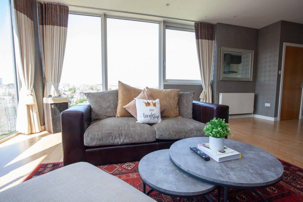Flat Castlebank Place in Glasgow