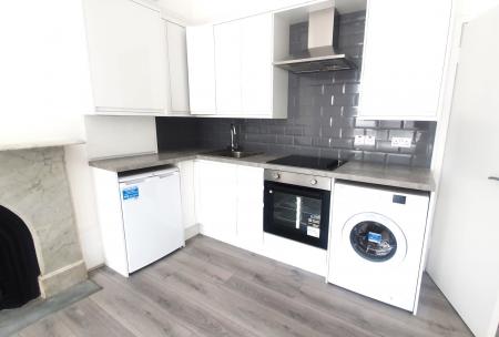 Flat Ballards Lane in Greater London