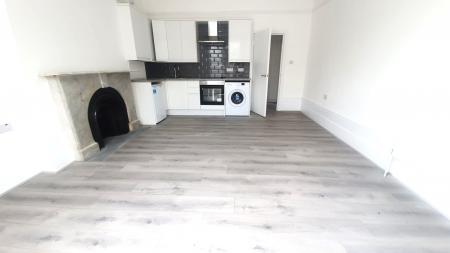 Flat Ballards Lane in Greater London