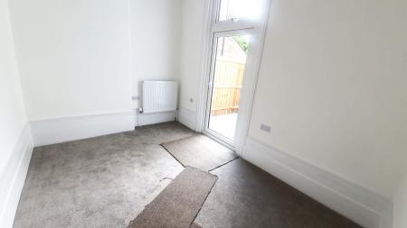 Flat Ballards Lane in Greater London