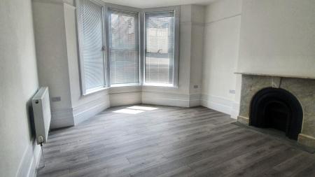 Flat Ballards Lane in Greater London