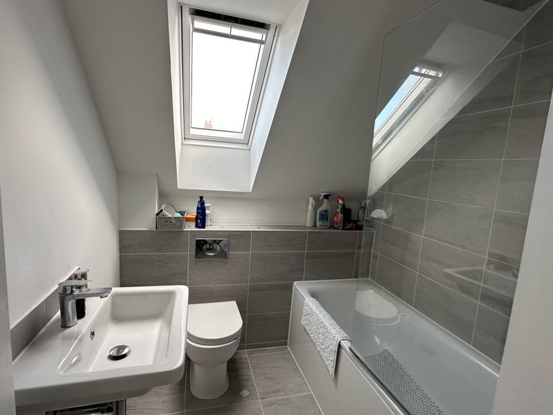 Room Old Pump House Close in Bristol