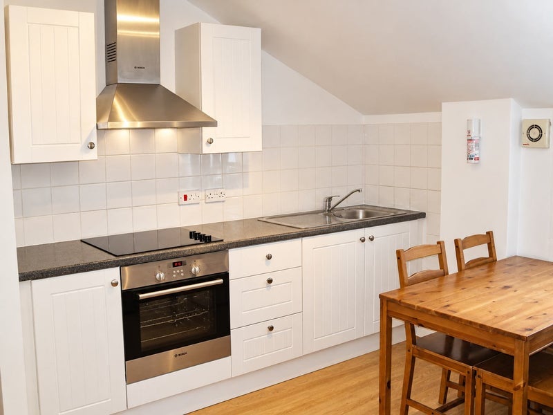 Room Killyon Road in Greater London