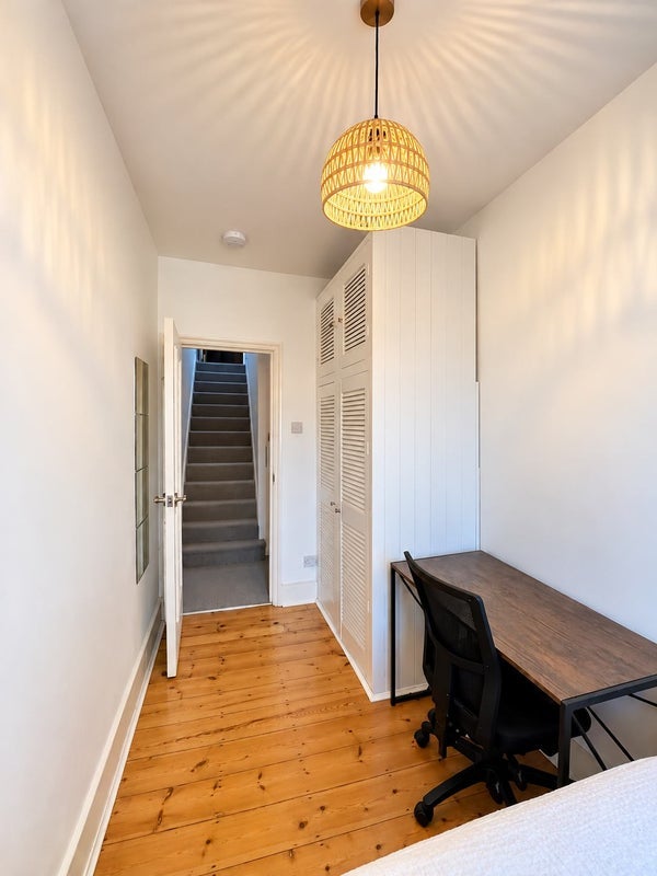 Room Killyon Road in Greater London