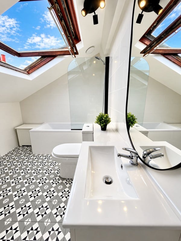 Room Killyon Road in Greater London