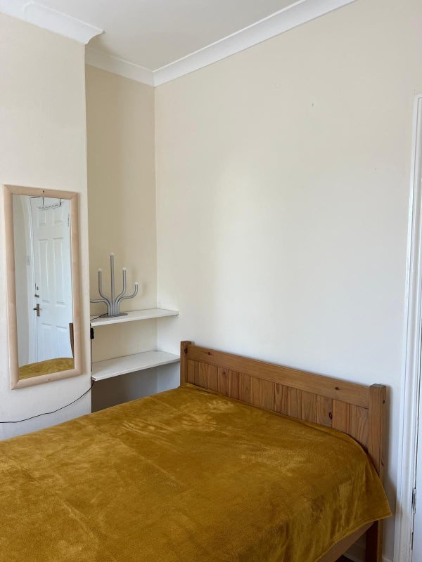 Room Guild Road in Greater London