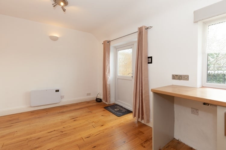 Flat Buckingham Crescent in Cherwell District