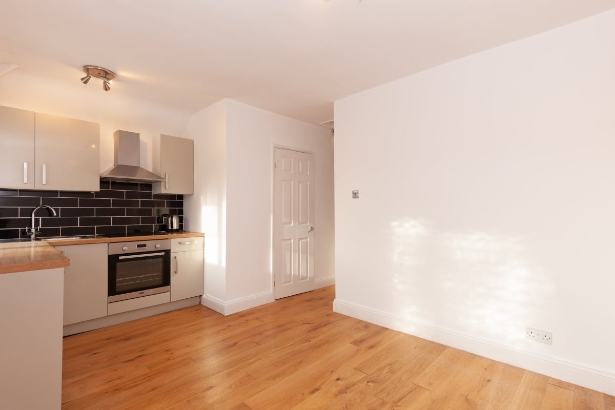 Flat Buckingham Crescent in Cherwell District
