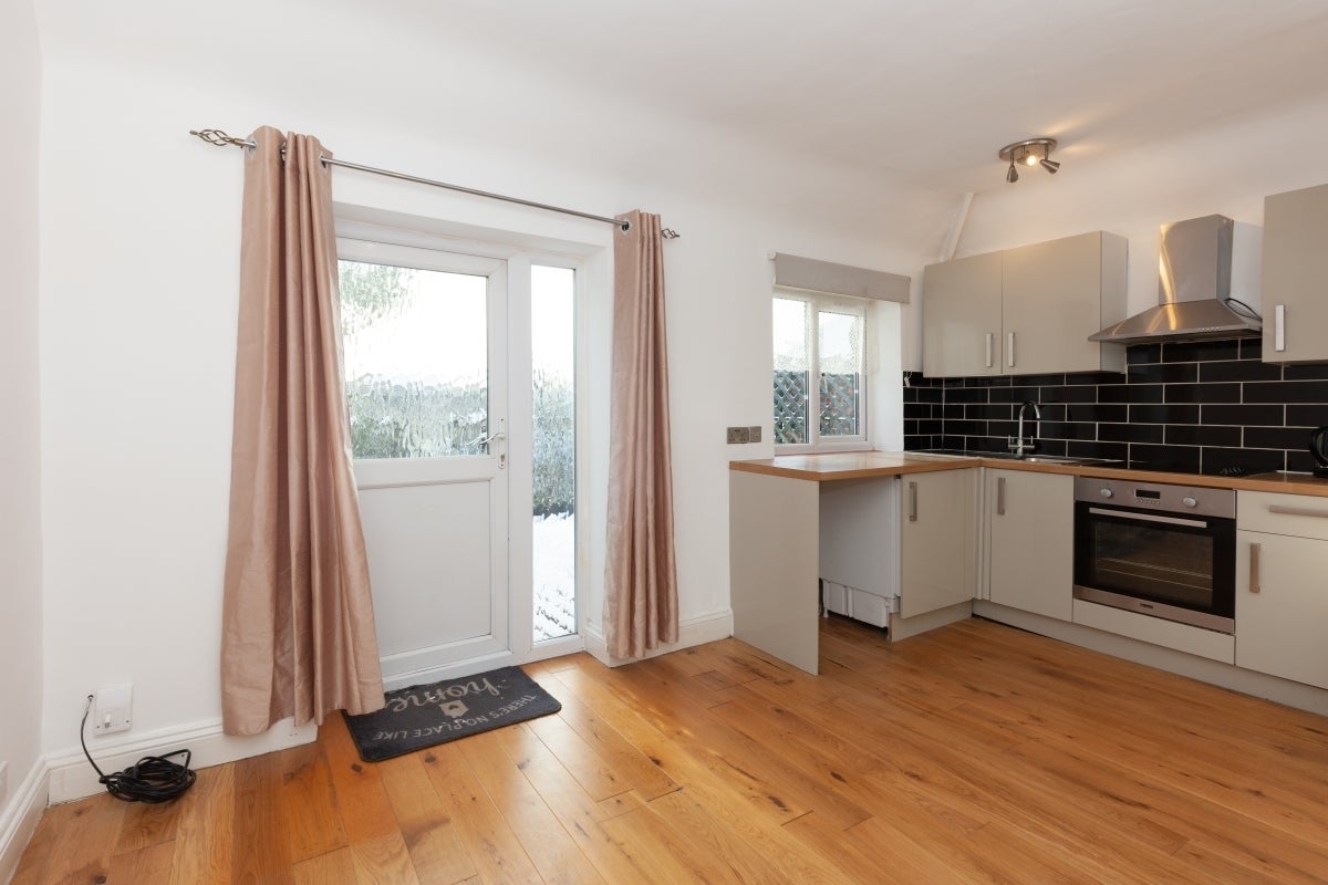 Flat Buckingham Crescent in Cherwell District
