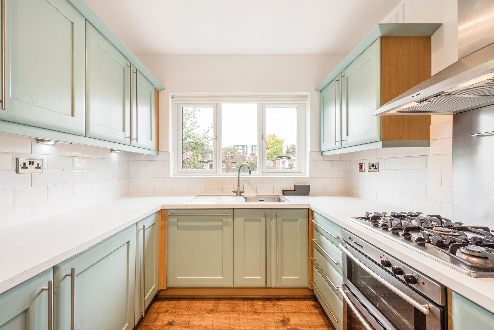 Flat Ravenscroft Road in Greater London