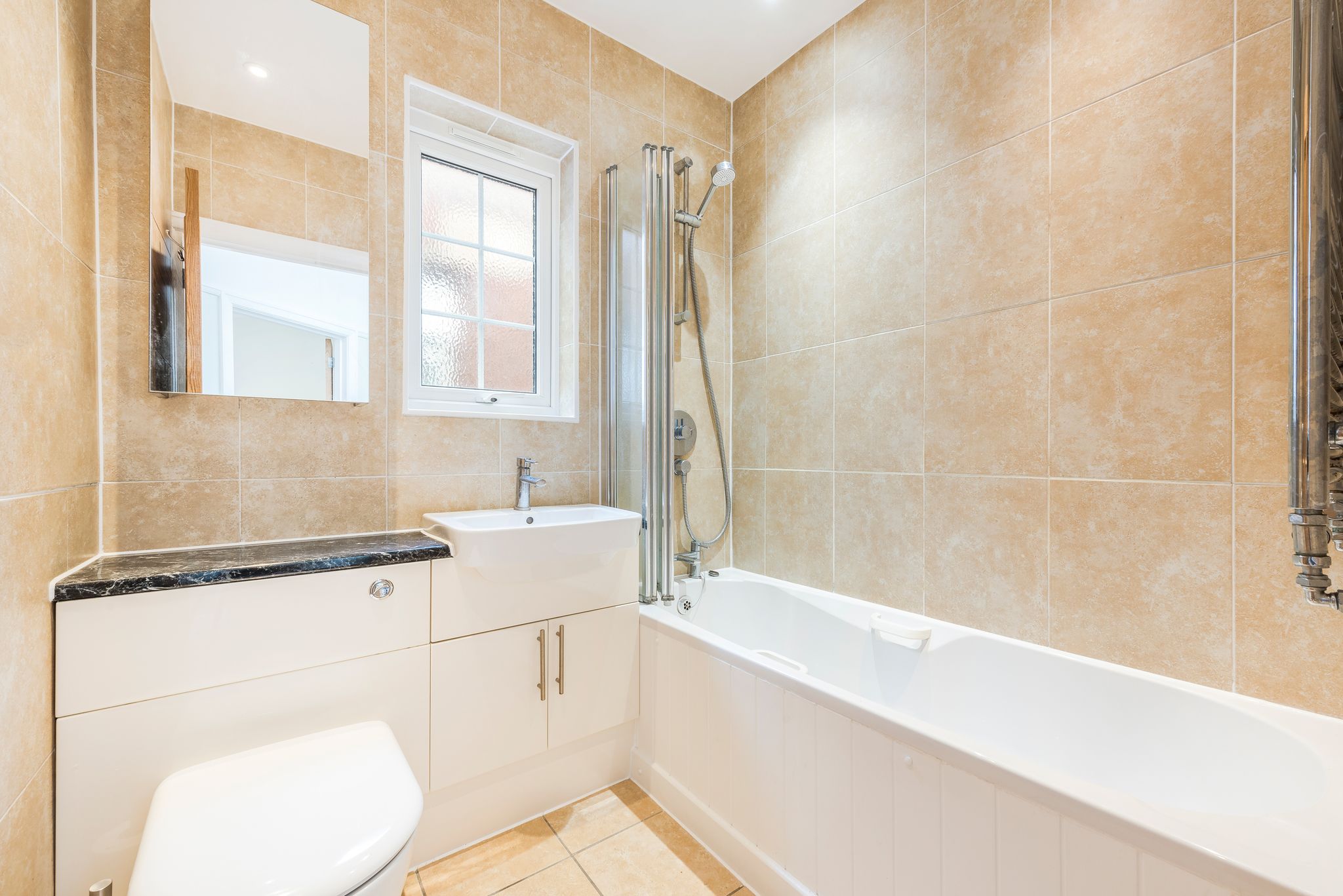Flat Ravenscroft Road in Greater London