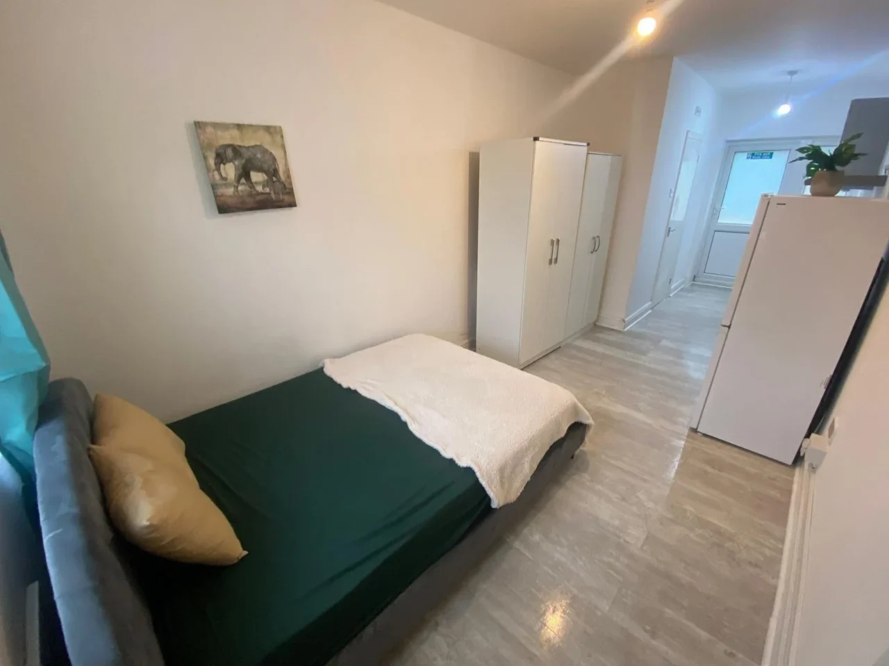 Flat Neasden Lane in Greater London