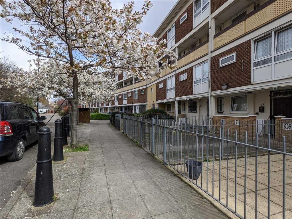 Flat Fairfoot Road in London