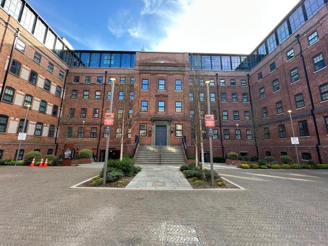Flat Memorial Avenue in Slough