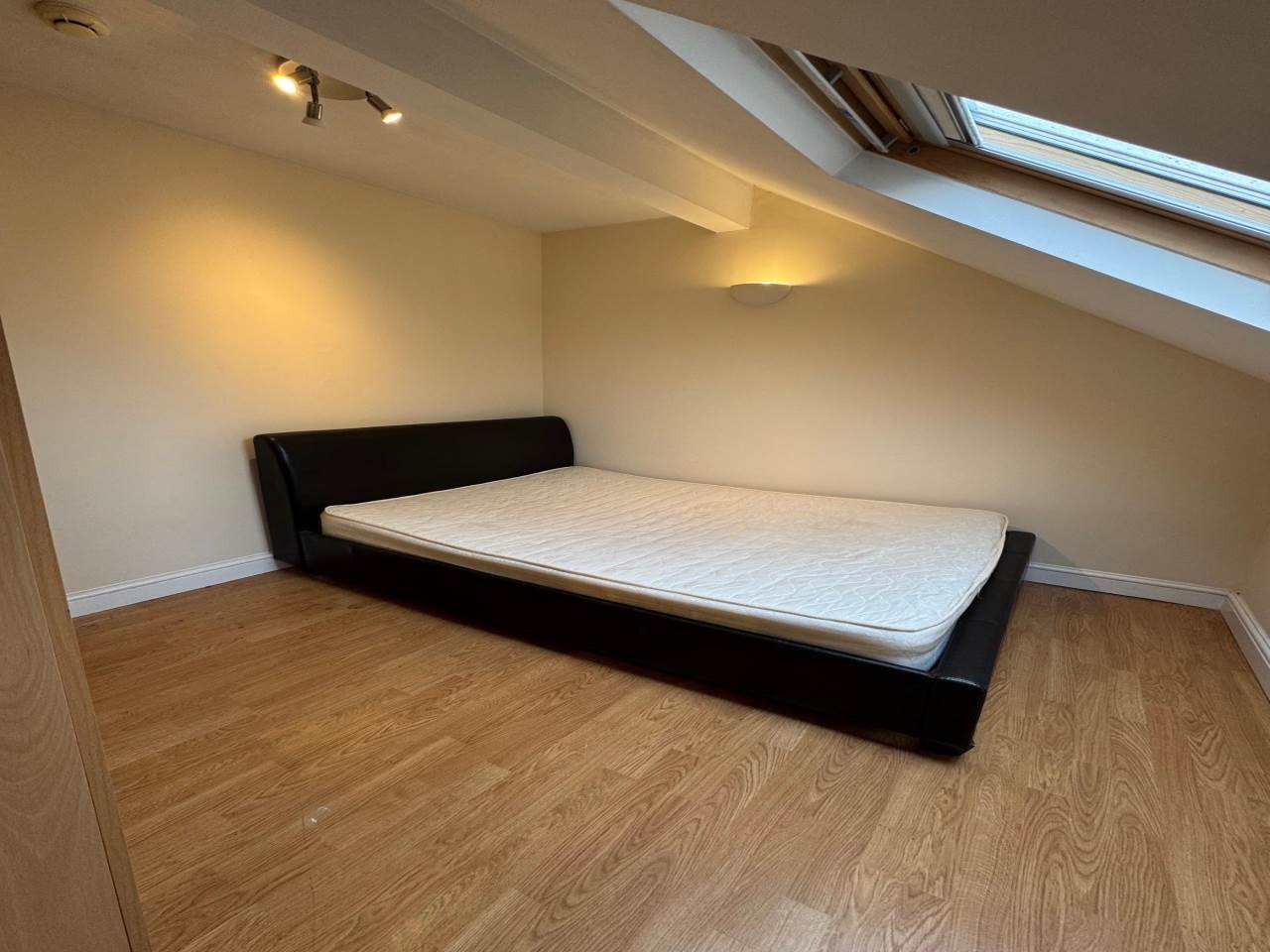 Room Penarth Road in Cardiff