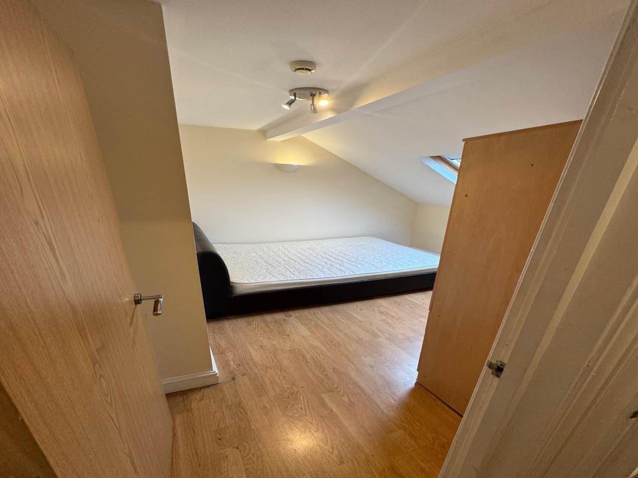 Room Penarth Road in Cardiff