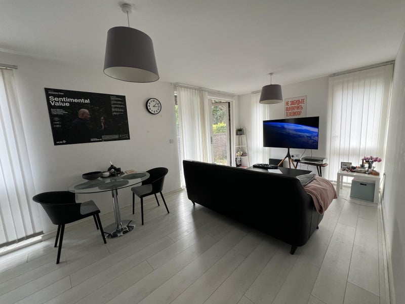 Room Blondin Way in Greater London