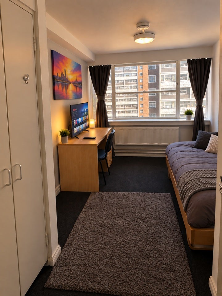 Room Fulham Palace Road in Greater London